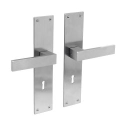 Deurkruk Amsterdam op schild sleutelgat 72mm RVS