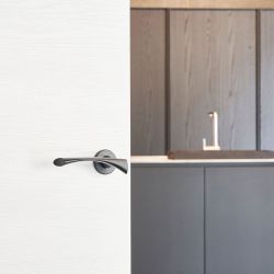 Deurkruk Infinity op rozet - zwart