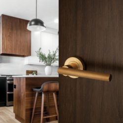 Deurkruk Mila op rond rozet - messing getrommeld