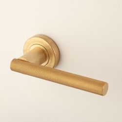 Deurkruk Mila op rond rozet - messing getrommeld