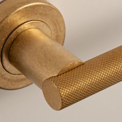 Deurkruk Mila op rond rozet - messing getrommeld