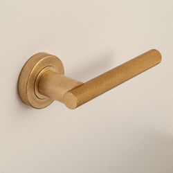 Deurkruk Mila op rond rozet - messing getrommeld