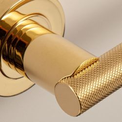 Deurkruk Mila op rond rozet - messing ongelakt