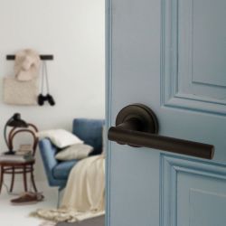 Deurkruk Mila op rond rozet - PUURzwart