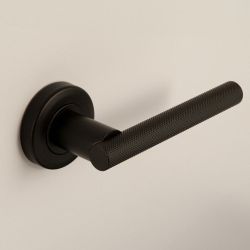 Deurkruk Mila op rond rozet - PUURzwart