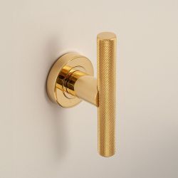 Deurkruk T-model Mila op rond rozet - messing ongelakt