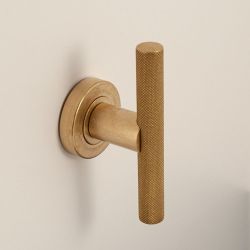 Deurkruk T-model Mila op rond rozet - messing getrommeld