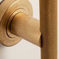 Deurkruk T-model Mila op rond rozet - messing getrommeld