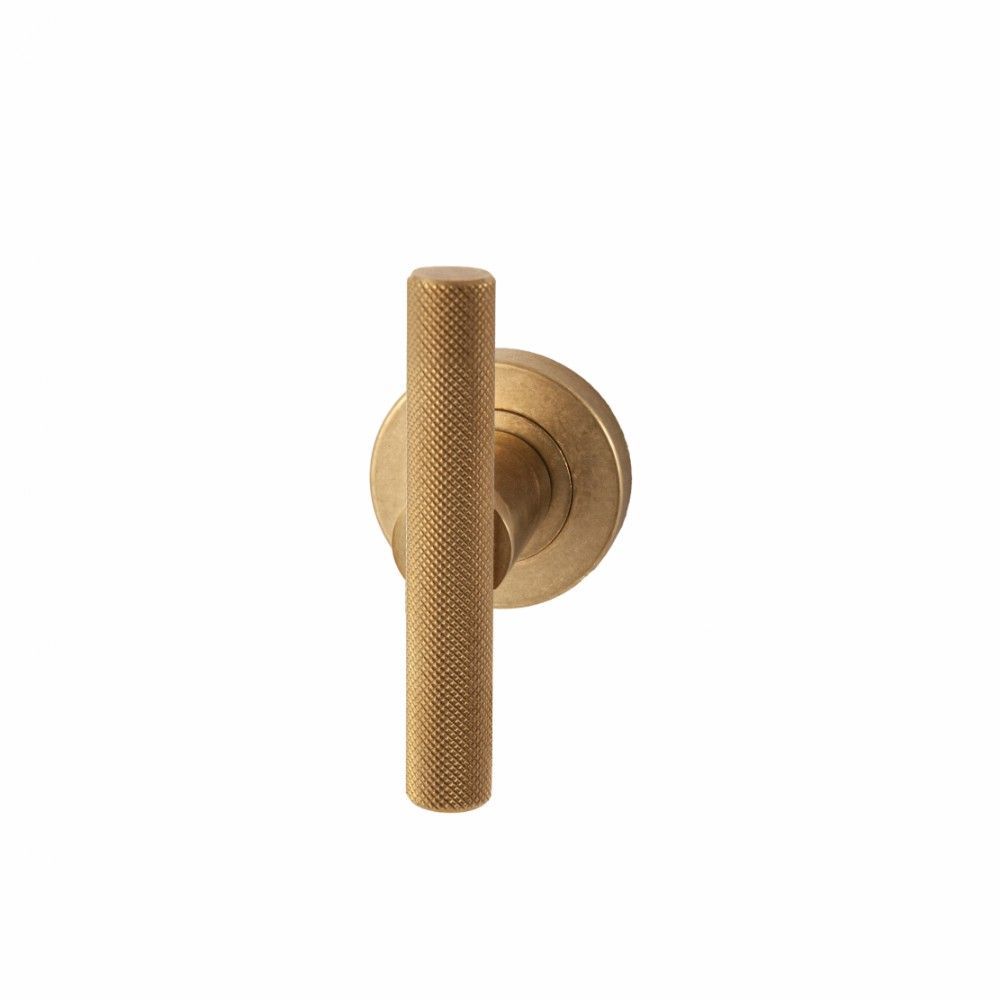 Deurkruk T-model Mila op rond rozet - messing getrommeld