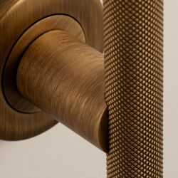 Deurkruk T-model Mila op rond rozet - mat brons