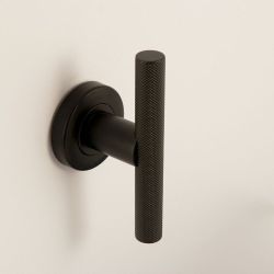 Deurkruk T-model Mila op rond rozet - PUURzwart