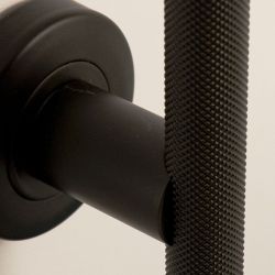 Deurkruk T-model Mila op rond rozet - PUURzwart