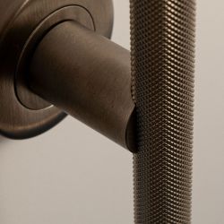 Deurkruk T-model Mila op rond rozet - PVD gun metal