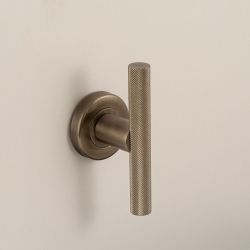 Deurkruk T-model Mila op rond rozet - PVD gun metal