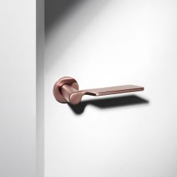 Deurkruk Levante op rond rozet - PVD koper