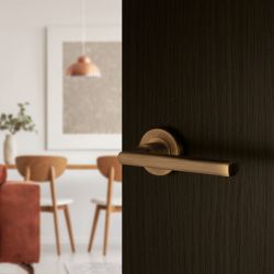 Deurkruk Sara op rond rozet - mat brons