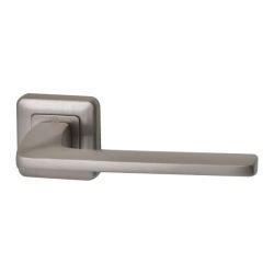 Deurkruk Zenith op vierkant rozet Qbe - PVD Inox