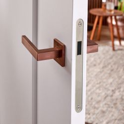 Intersteel deurkruk Q 05 op rozet verdekt 53x53x6mm -  PVD brons