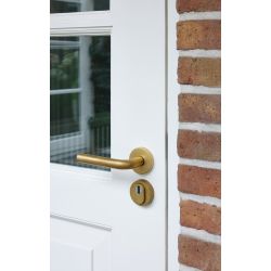 Intersteel set achterdeurbeslag rond: deurkruk Luzern met massieve rozetten en SKG3 veiligheidsrozetten - PVD messing getrommeld