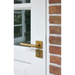 Intersteel set achterdeurbeslag vierkant: deurkruk Jura, massieve rozetten, SKG3 veiligheidsrozetten - PVD messing getrommeld