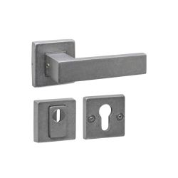 Intersteel achterdeurbeslag vierkant: deurkruk Amsterdam, massieve rozetten, SKG3 veiligheidsrozetten - PVD RVS getrommeld