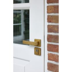 Intersteel achterdeurbeslag vierkant: deurkruk Amsterdam, massieve rozetten, SKG3 veiligheidsrozetten - PVD messing getrommeld