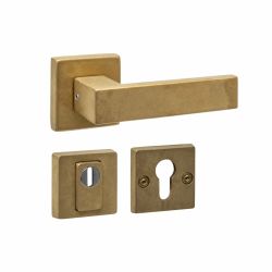 Intersteel achterdeurbeslag vierkant: deurkruk Amsterdam, massieve rozetten, SKG3 veiligheidsrozetten - PVD messing getrommeld