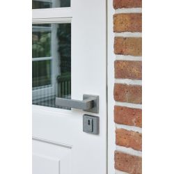 Intersteel deurkruk Amsterdam met rozet massief verdekt 53x53x10mm met nokken - PVD RVS getrommeld