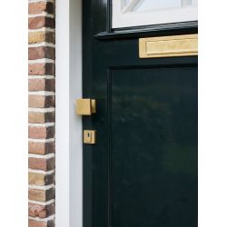 Intersteel voordeurknop vierkant 64x64mm op achterplaat 54x54mm verkropt éénzijdige montage - PVD messing getrommeld