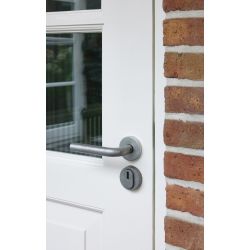 Intersteel set achterdeurbeslag rond: deurkruk Luzern met massieve rozetten en SKG3 veiligheidsrozetten - PVD RVS getrommeld