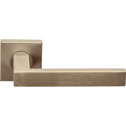 Deurkruk BASICS BSQ2-G geveerd op vierkant rozet - PVD licht brons