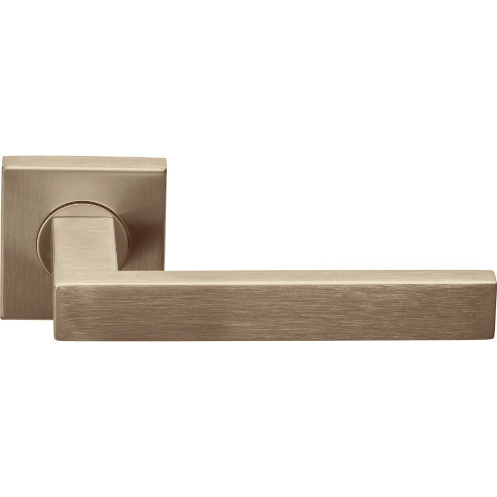 Deurkruk BASICS BSQ2-G geveerd op vierkant rozet - PVD licht brons