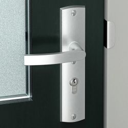 AXA Curve Plus veiligheidsbeslag voordeur gebogen schild D-knop/Blok-kruk PC55 met kerntrekbeveiliging SKG3 - aluminium