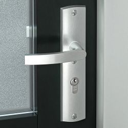 AXA Curve Plus veiligheidsbeslag achterdeur gebogen schild Blok-kruk PC55 met kerntrekbeveiliging SKG3 - aluminium