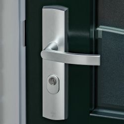 AXA Curve Plus veiligheidsbeslag achterdeur gebogen schild Blok-kruk PC72 met kerntrekbeveiliging SKG3 - aluminium