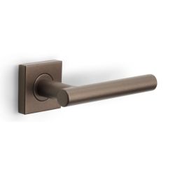 Formani Basics LB7-19BSQ deurkruk geveerd op vierkant rozet - brons