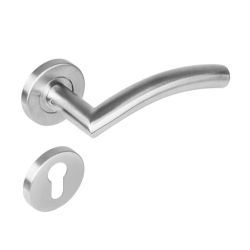 Deurkruk 1276 Lisa 90°op rond rozet staal met 7mm nok met profielcilindergat  plaatjes RVS 
